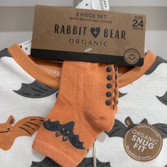 Rabbit + Bear Organic Halloween Pajama Set With Socks Size 24 Month Toddler NWT - Picture 2 of 5